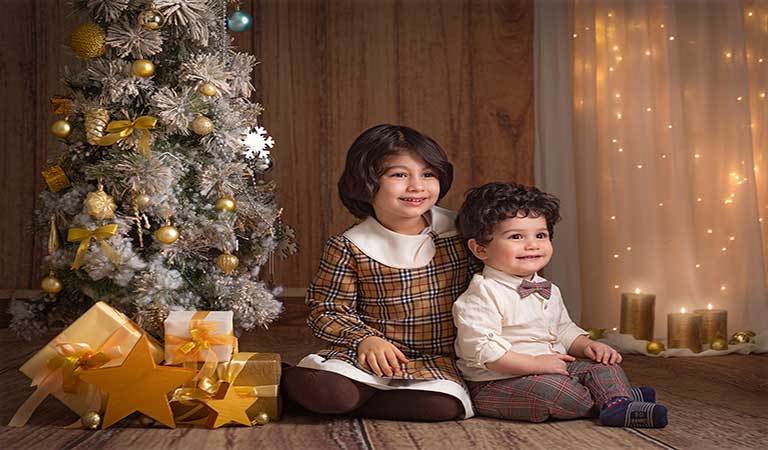 نقش چراغ ریسه‌ای در عکاسی نوزاد - تم کریسمس برای عکاسی کودک
