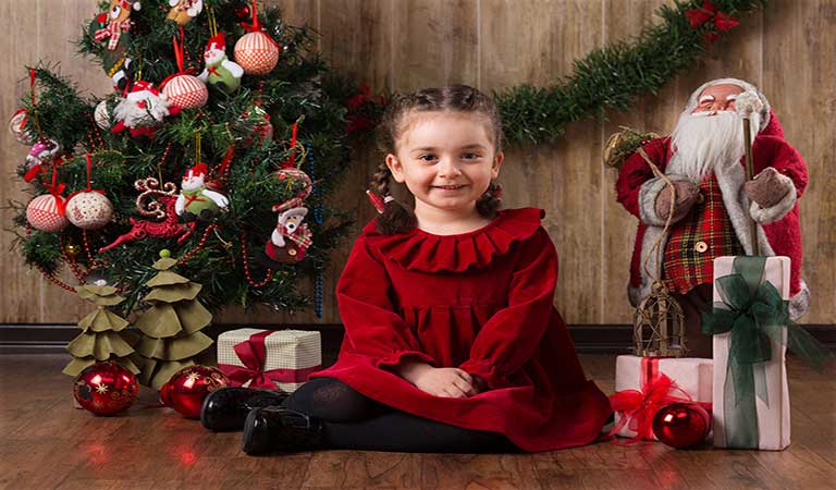 درخت کریسمس در عکس نوزاد و کودک - تم کریسمس برای عکاسی کودک