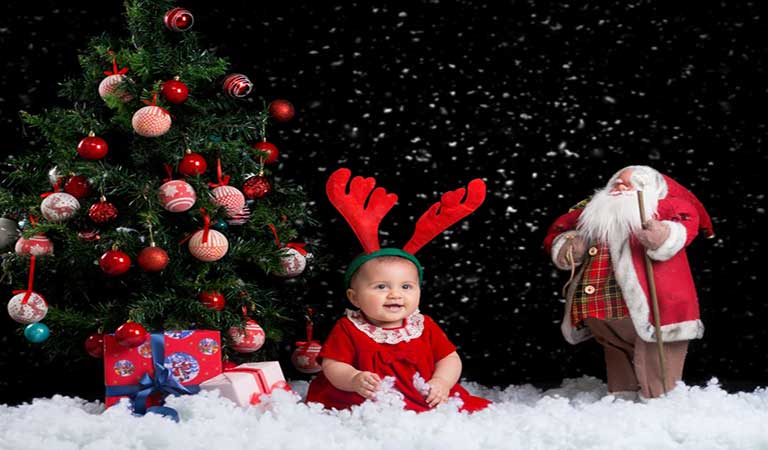 استفاده از وسایل مختلف برای تزیینات کریسمس (پارچه‌های رنگی، تخته سیاه و. .) - تم کریسمس برای عکاسی کودک
