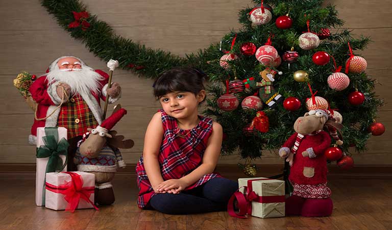 استفاده از باکس‌های رنگی در عکاسی کریسمس - تم کریسمس برای عکاسی کودک