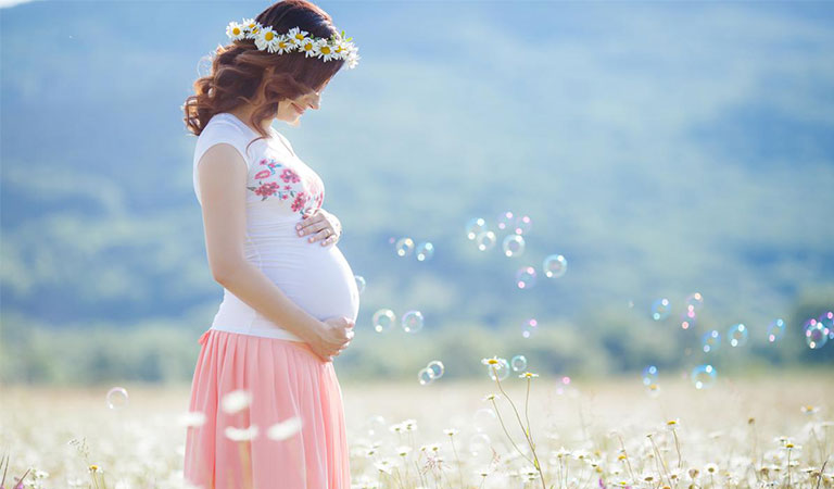 استفاده از تاج گل در عکاسی بارداری - مدل عکس بارداری در آتلیه