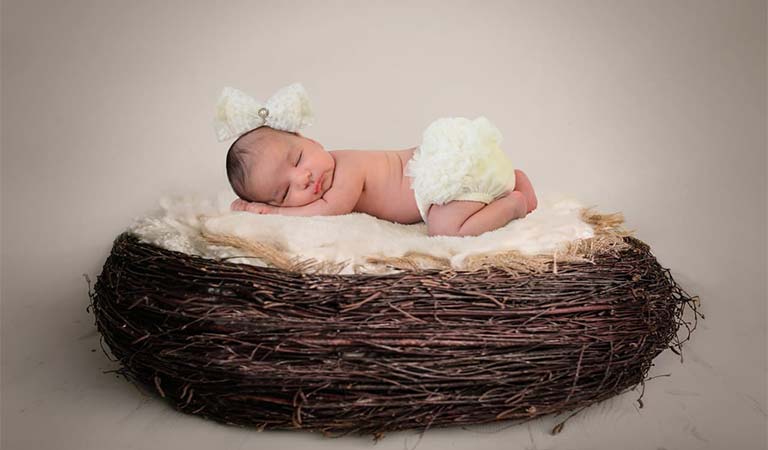 استفاده از تخت نوزاد برای دکور عکاسی کودک
