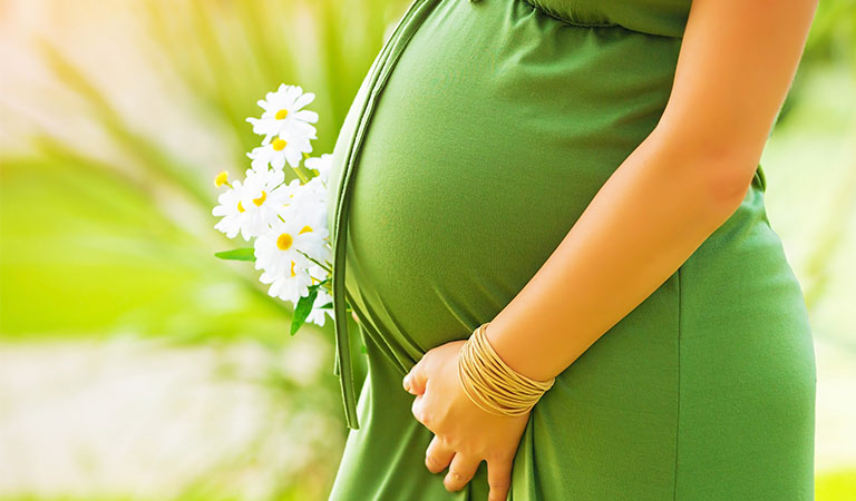 اولین و محبوب‌ترین ایده ژست عکس‌های بارداری: یک کلوزآپ از شکم - مدل عکس بارداری در آتلیه