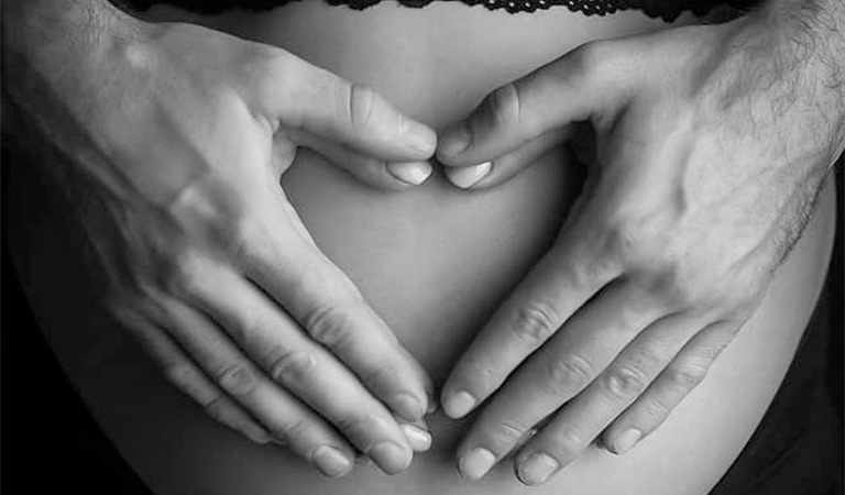دست‌های قلب - ژست آتلیه بارداری