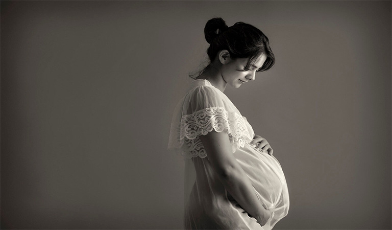 راحتی و تناسب لباس برای آتلیه بارداری - لباس برای عکس بارداری