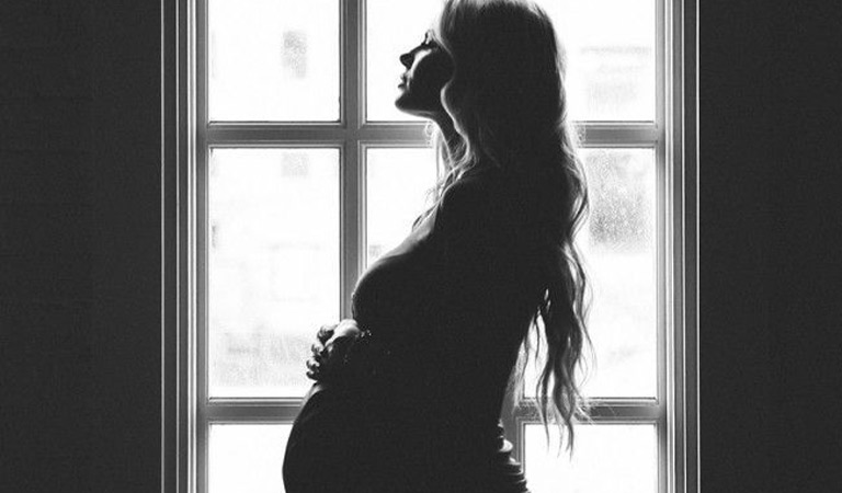 عکس بارداری بدون نور - ژست آتلیه بارداری