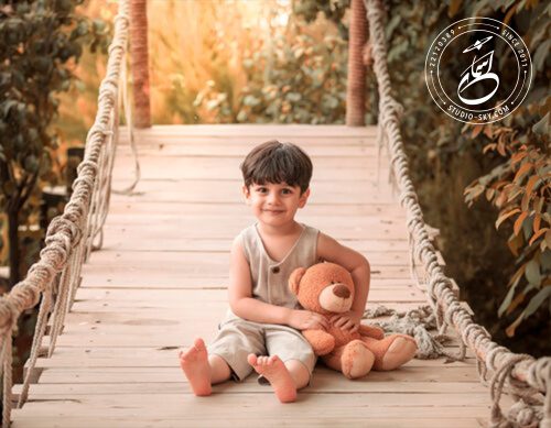 عکس پسربچه روی پل با خرس
