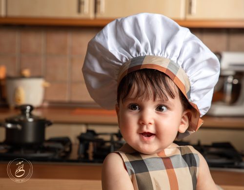 عکس کودک در آشپزخانه