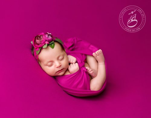 عکس نوزادی دخترونه با قنداغ های رنگی و متنوع