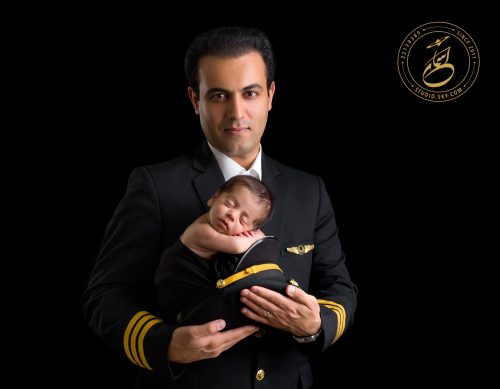 عکس نوزادی با پدر و لباس خلبانی
