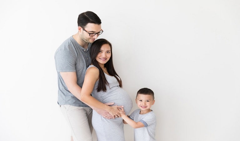 ژست عکس بارداری در خانه دونفره