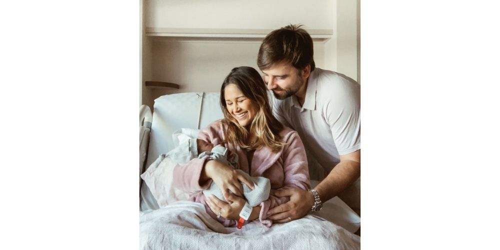 عکس نوزاد در بیمارستان به همراه پدر و مادر
