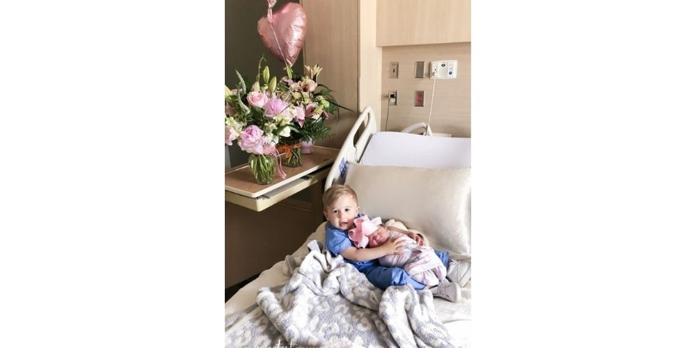 ایده عکس نوزاد در بیمارستان در آغوش برادر بزرگتر