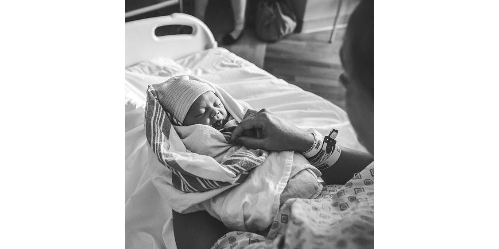 ژست جدید عکس تولد نوزاد در بیمارستان در بغل مادر