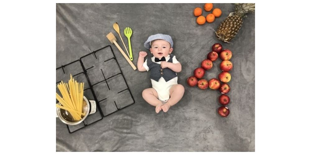 خلاقانه ایده عکس ماهگرد نوزاد پسر در منزل با میوه