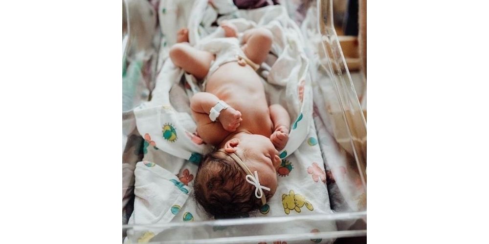 عکاسی نوزاد در بیمارستان نوزاد دختر بر روی تخت