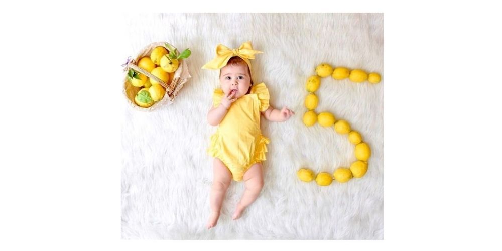 ایده خلاقانه عکس ماهگرد نوزاد دختر در منزل با میوه