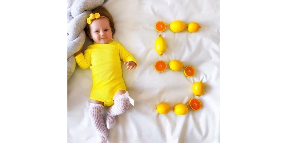ایده عکس ماهگرد نوزاد دختر در منزل پرتقالی