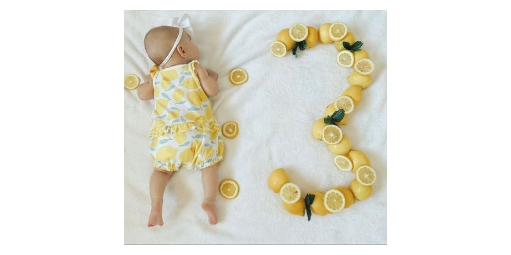 ایده عکس میوه ای ماهگرد نوزاد دختر در منزل