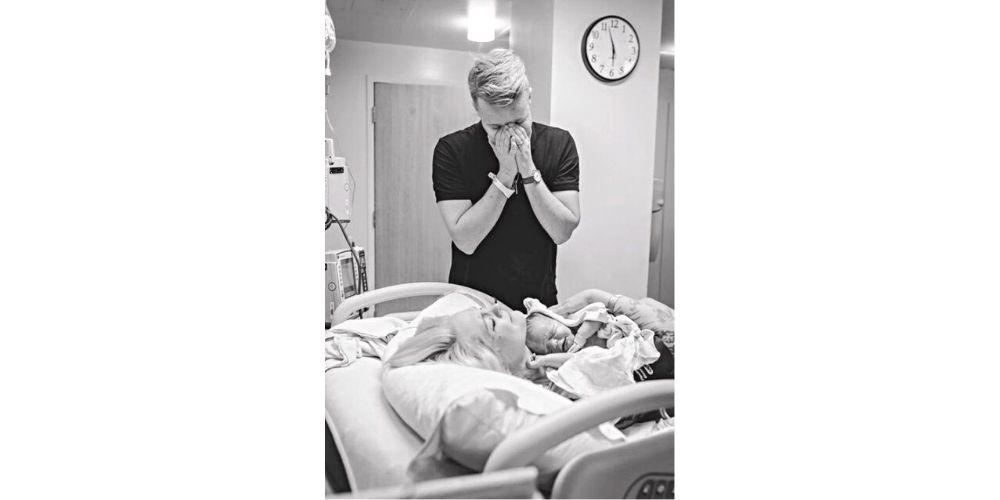 عکس نوزاد در بیمارستان ملاقات احساسی پدر با نوزاد