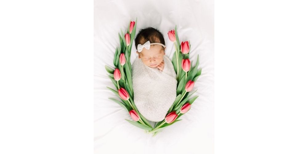 مدل عکس ماهگرد نوزاد دختر در منزل با تم گل