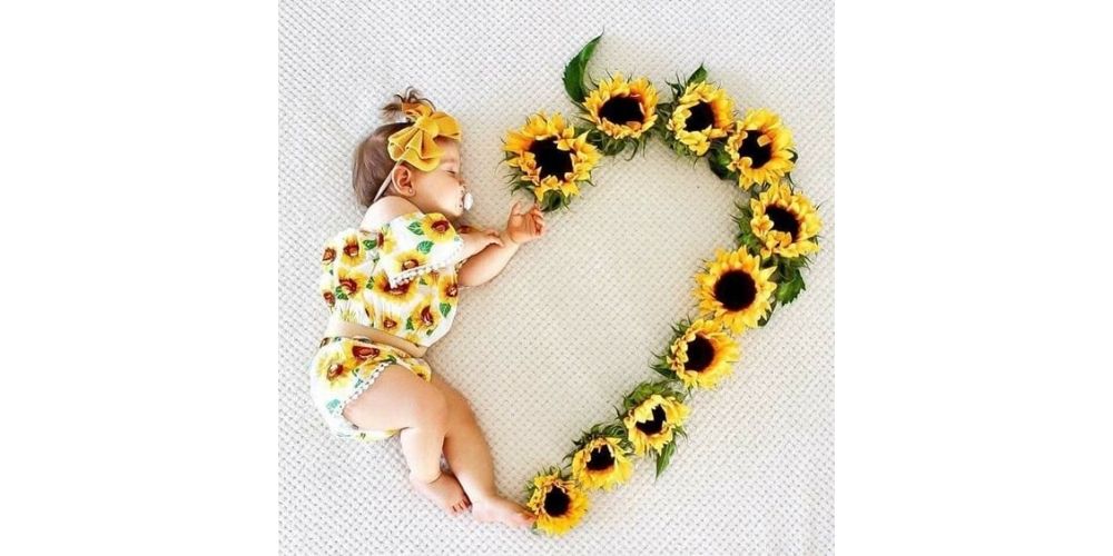 ژست عکس ماهگرد نوزاد دختر در منزل با استفاده از گل