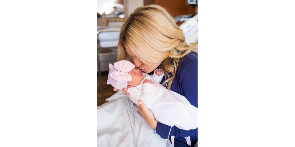 ایده عکس نوزاد در بیمارستان و بوسه مادر