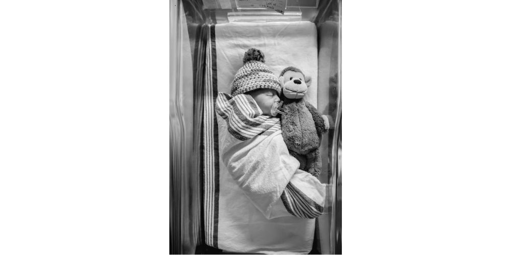 مدل عکس تولد نوزاد در بیمارستان به همراه عروسک