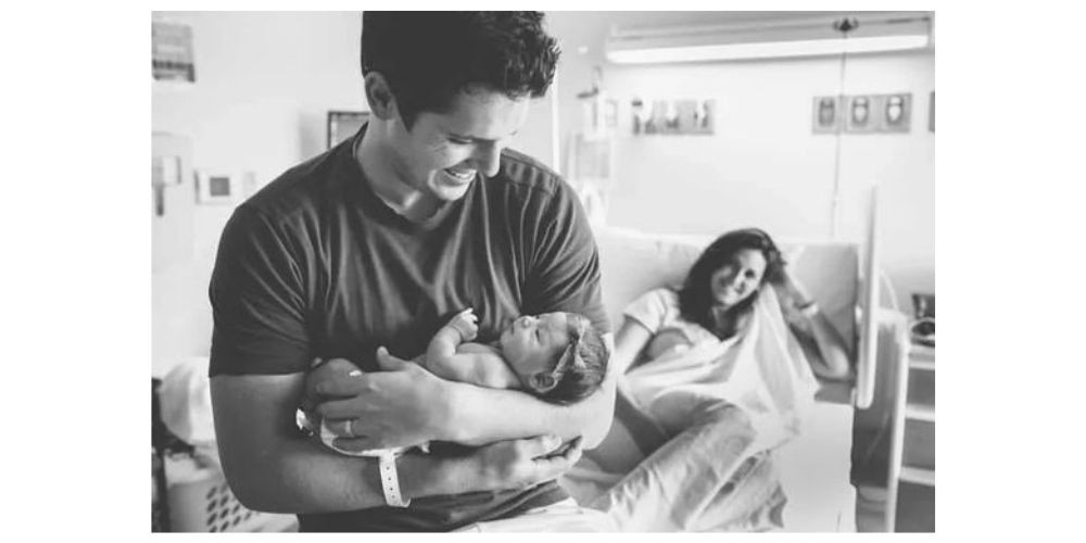 ایده جالب عکس نوزاد در بیمارستان در آغوش پدر