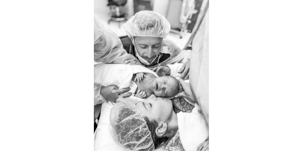 عکس تولد نوزاد در بیمارستان در اتاق عمل پس از جراحی 