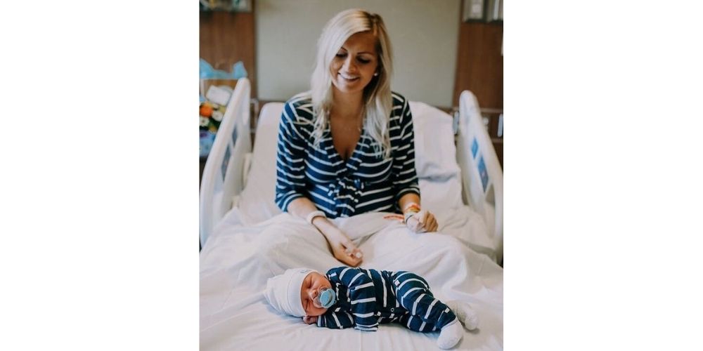 عکاسی نوزاد در بیمارستان نوزاد پسر با لباس ست با مادر