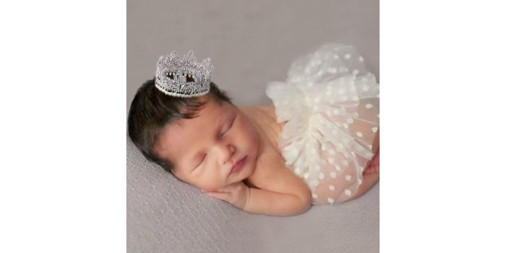 ایده عکس نوزاد در خانه با لباس پرنسسی