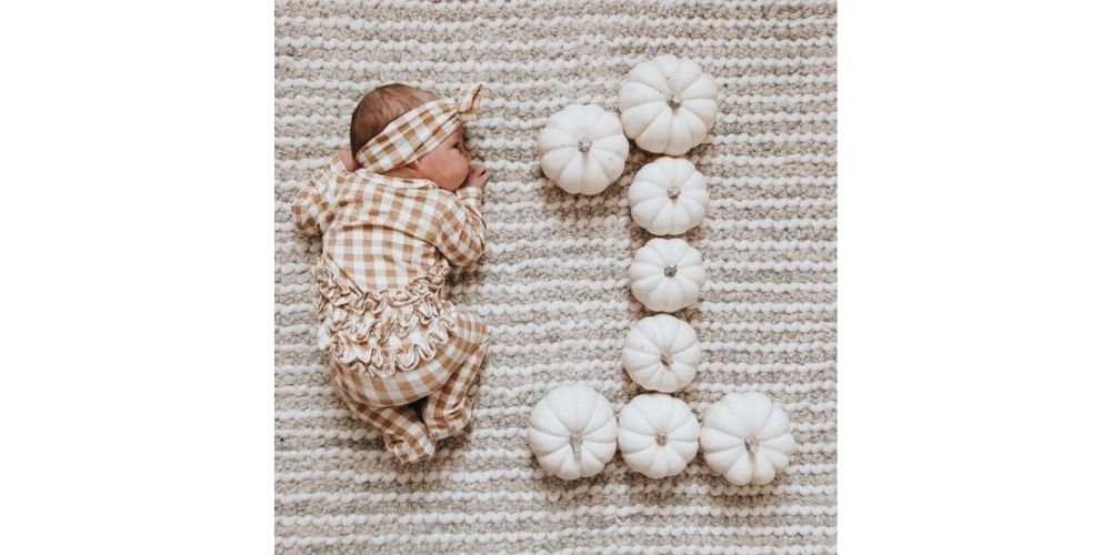 ایده عکاسی نوزاد در خانه خلاقانه با عدد ماه