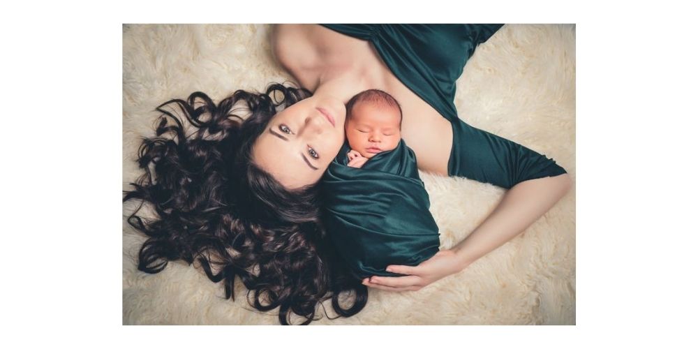 ایده عکس ژورنالی ماهگرد نوزاد دختر با مادر