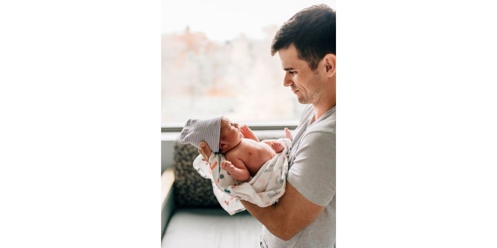 عکس تولد نوزاد در بیمارستان در بغل پدر