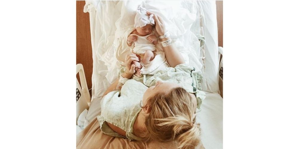 عکاسی نوزاد در بیمارستان از زاویه بالا