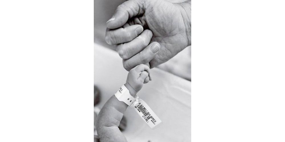 ایده عکس نوزاد در بیمارستان از دست نوزاد