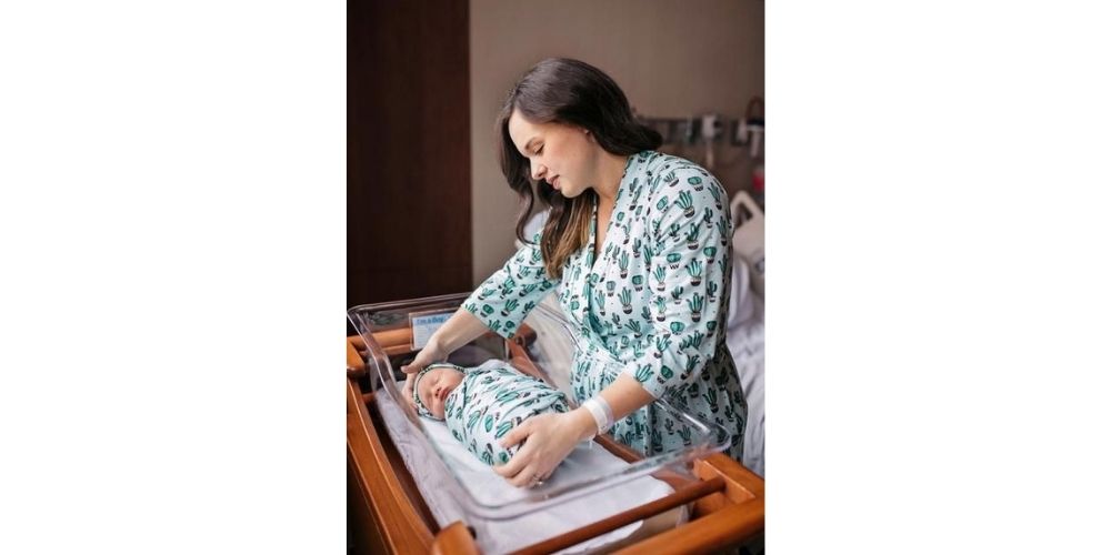 عکس تولد نوزاد در بیمارستان مادر در کنار تخت نوزادی