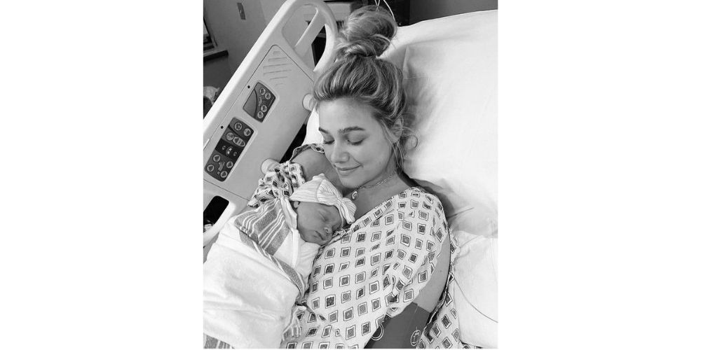 عکاسی نوزاد در بیمارستان در آغوش گرفتن مادر
