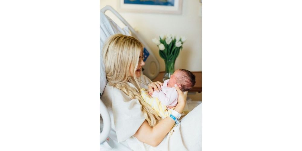 ژست عکس تولد نوزاد در بیمارستان در حالت صحبت کردن مادر با نوزاد