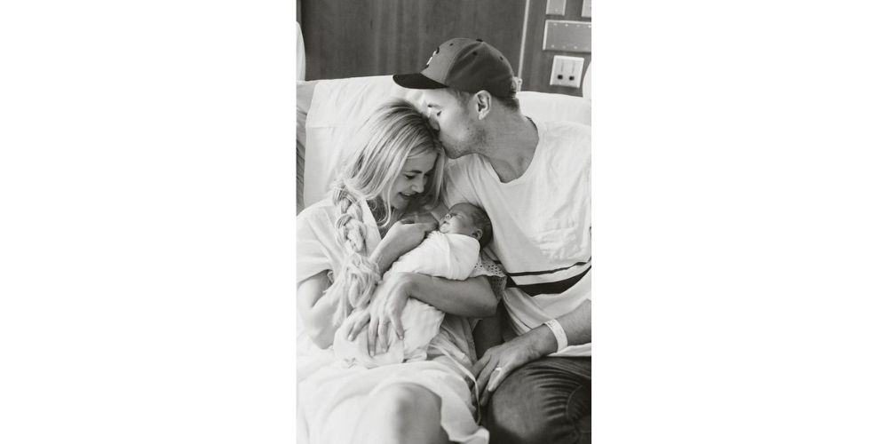 عکس نوزاد در بیمارستان در آغوش گرفتن مادر و نوزاد توسط همسر