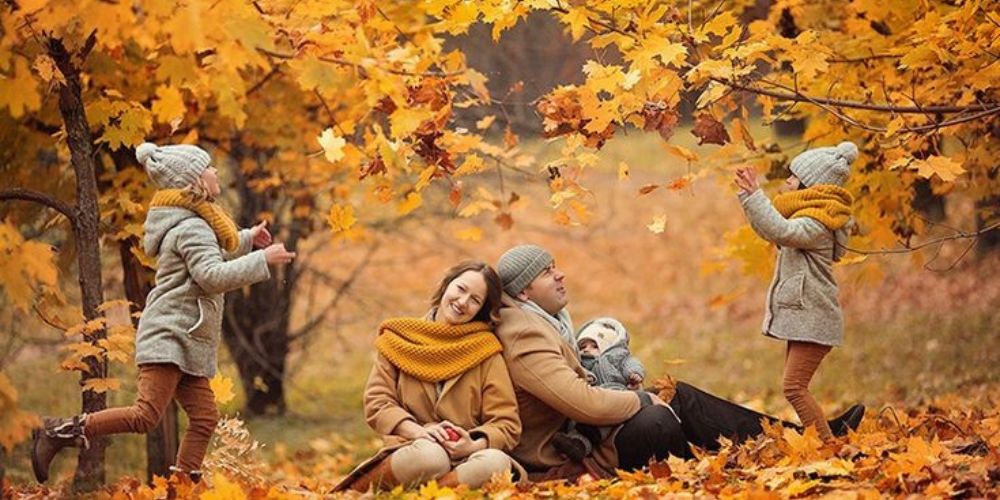 مدل‌های جدید و بامزه عکاسی کودک در پاییز در کنار خانواده