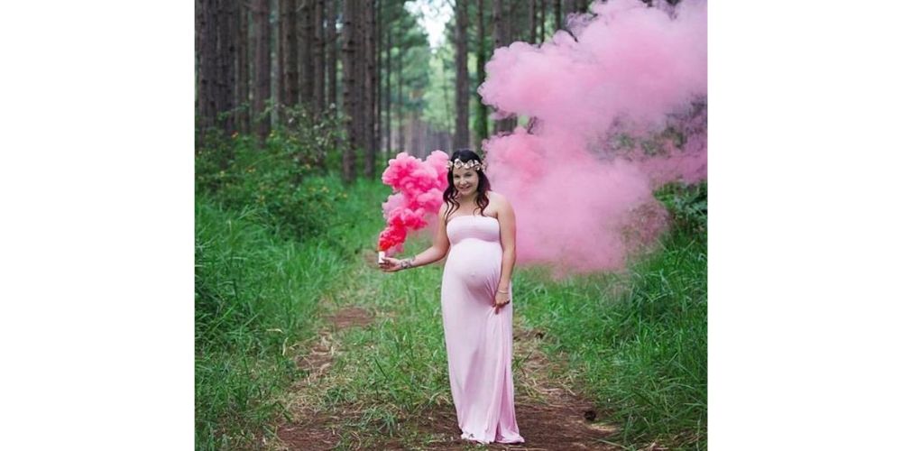 عکاسی بارداری در طبیعت با استفاده از دود رنگی