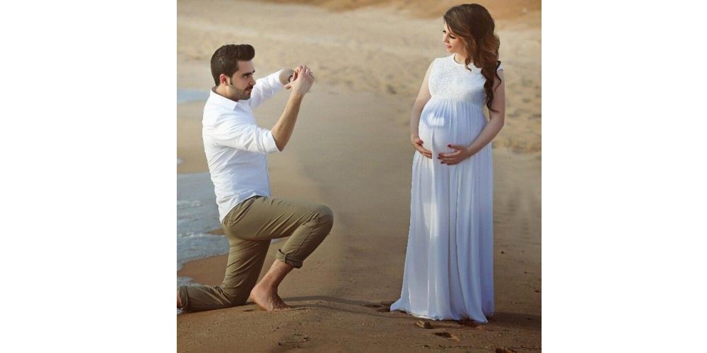 عکاسی بارداری در طبیعت با مادر و پدر با عناصر خلاقانه