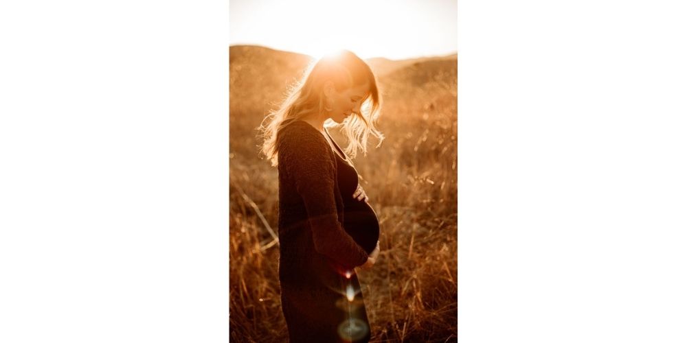 ژست عکس بارداری در غروب آفتاب