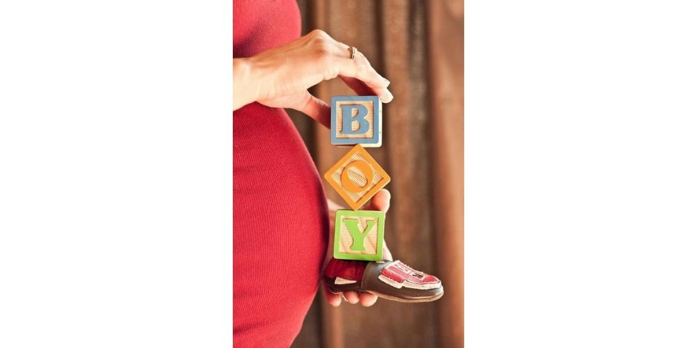 ژست عکس بارداری خلاقانه با استفاده از حروف