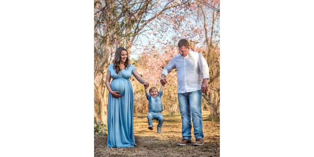 عکاسی خلنوادگی بارداری فانتزی با فرزند پسر