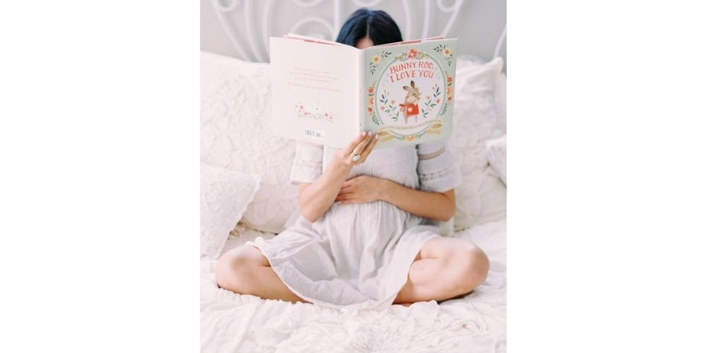 ایده عکس بارداری فانتزی کتاب خواندن برای نوزاد