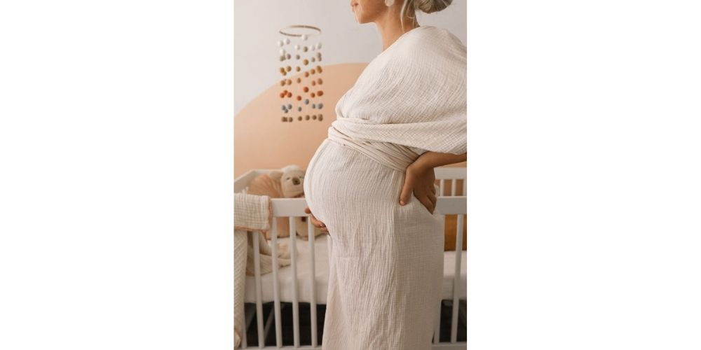 مدل و ژست عکس بارداری در خانه اتاق نوزادی