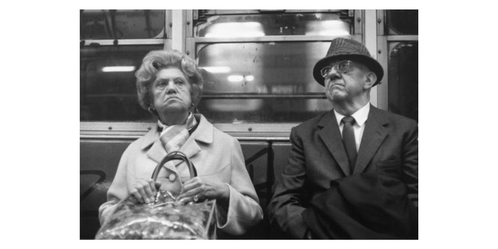 عکس خیابانی از زوج مسن در مترو